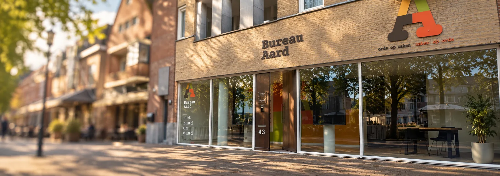 Het kantoor van Bureau Aard aan de Markt in Valkenswaard in de ochtendzon