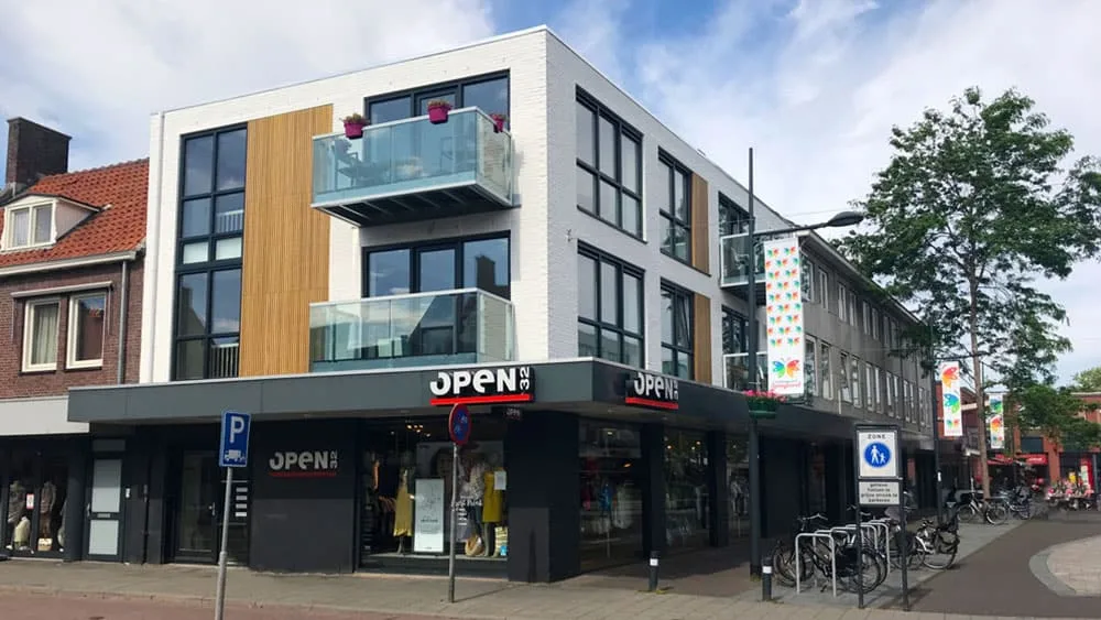 Winkel- en woonplint op de hoek van de Eindhovenseweg 29 met de Corridor in Valkenswaard