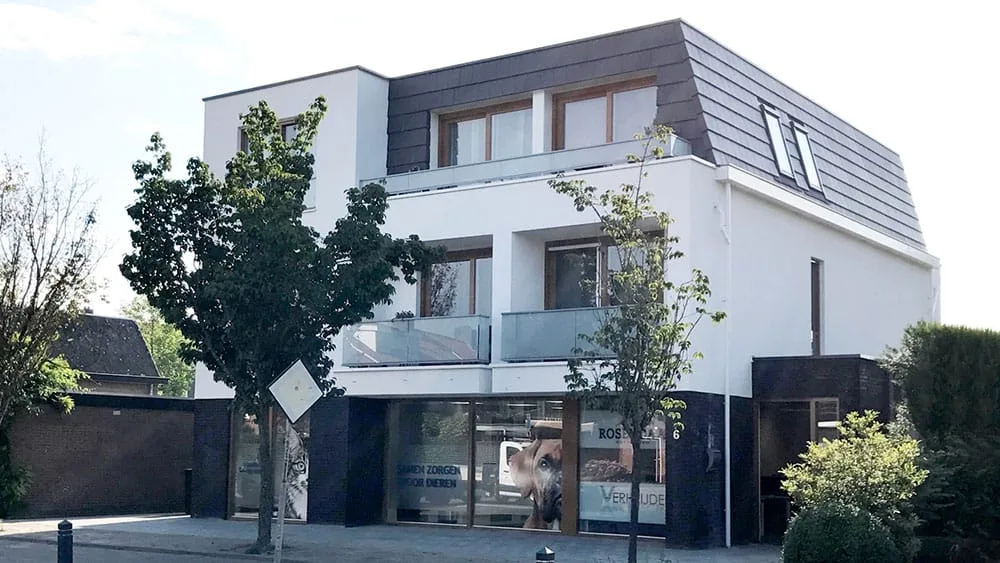 Complex aan de Nieuwe Waalreseweg in Valkenswaard met dierenkliniek op de begane grond