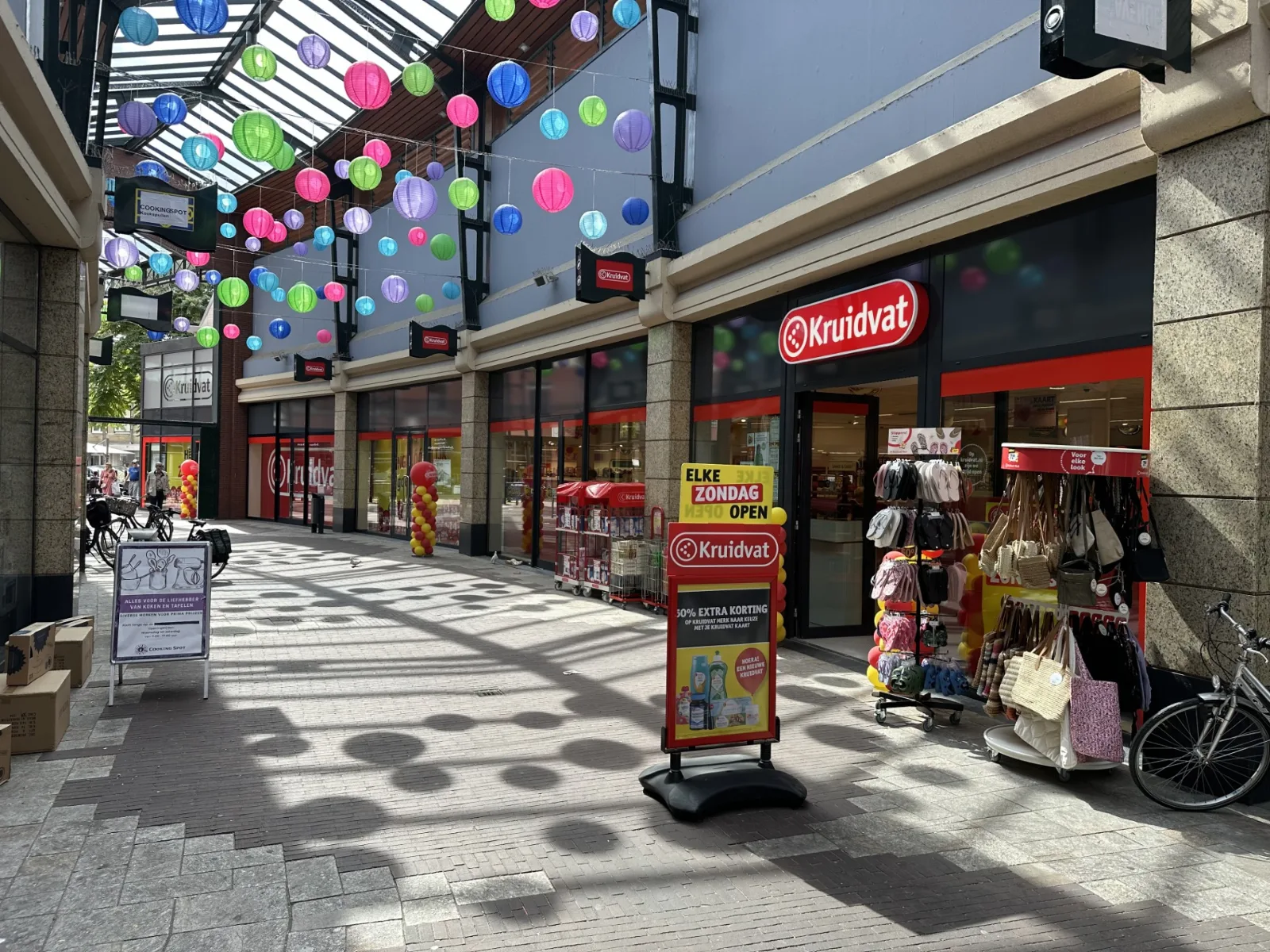 Winkelpassage binnen winkelcentrum De Kerverij